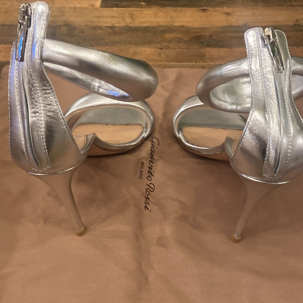 Gianvito Rossi
105mm Nappa Silk California
NMS21_X5MJ9
Size: 8B
Color: Silver - Picture 3 of 5
